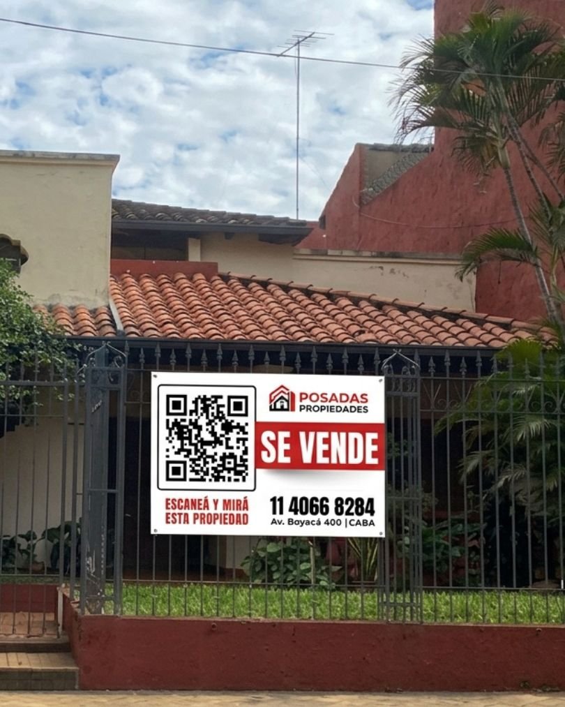 Casa con cartel inmobiliario vertical con código QR reutilizable